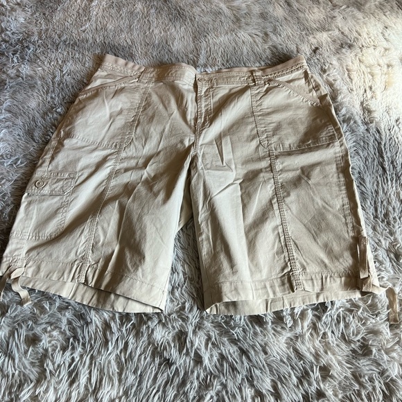 NWT St. John’s Bay cream mid rise Bermuda shorts - Picture 1 of 3